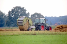 Traktor mit Heuballenmaschine_3.JPG